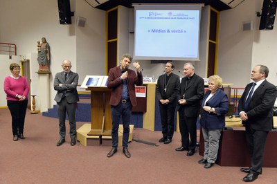 Remise du prix Père Jacques Hamel à Samuel Lievin avec Jean-Marie Montel, Roseline Hamel, le Cardinal Pïetro Parolin, Mgr Nicolas Brouwet